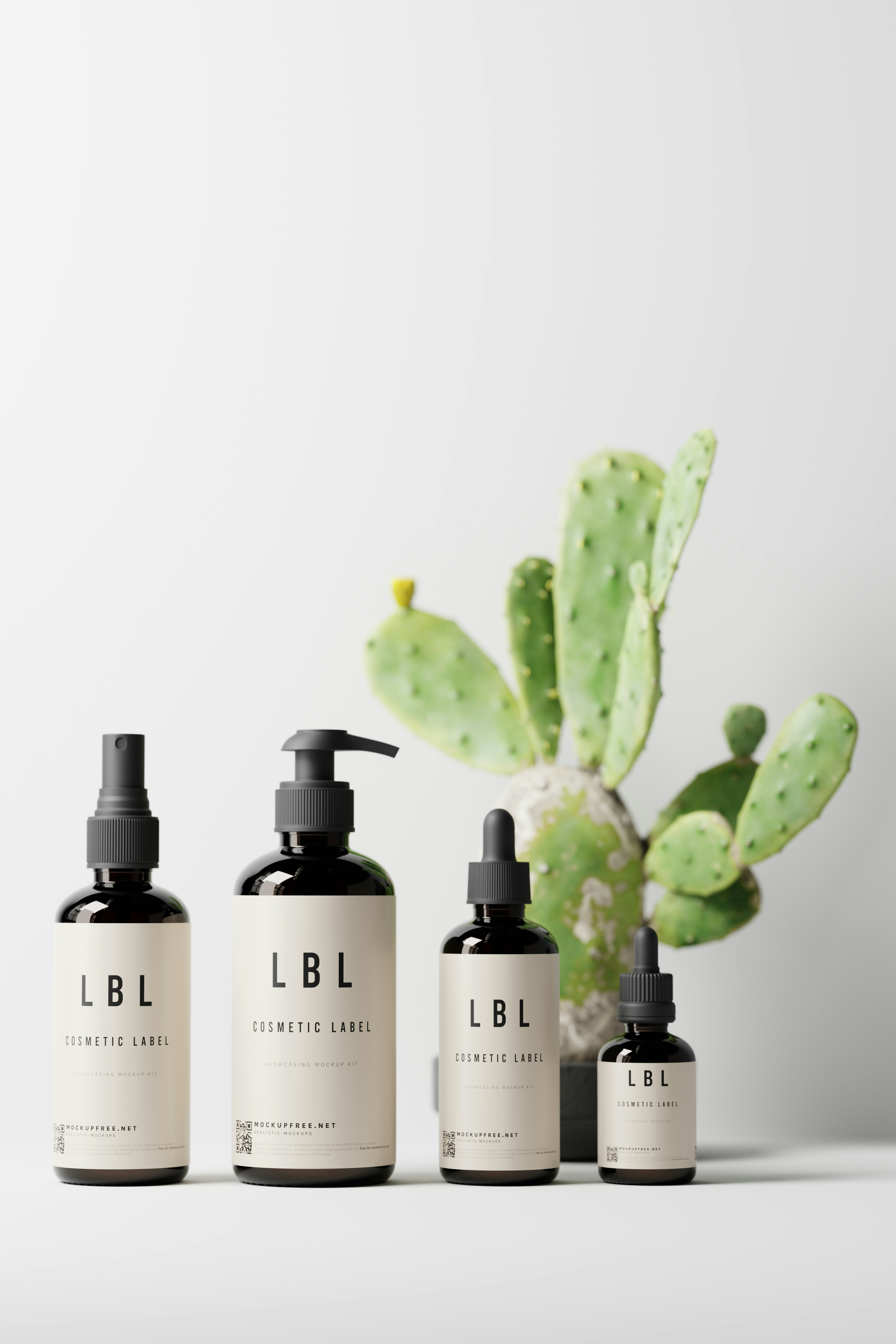 Drei Flaschen Flüssigkeit neben einem Kaktus