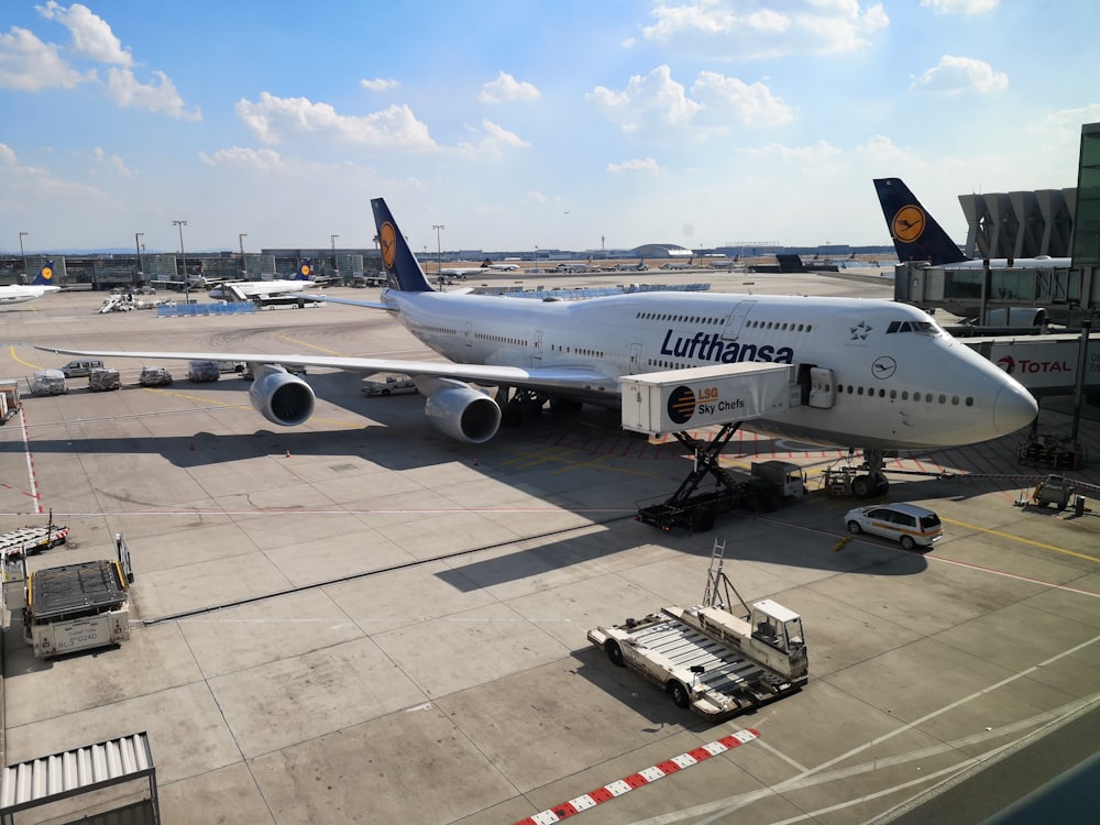 Un grande aereo di linea seduto sulla cima di una pista dell'aeroporto