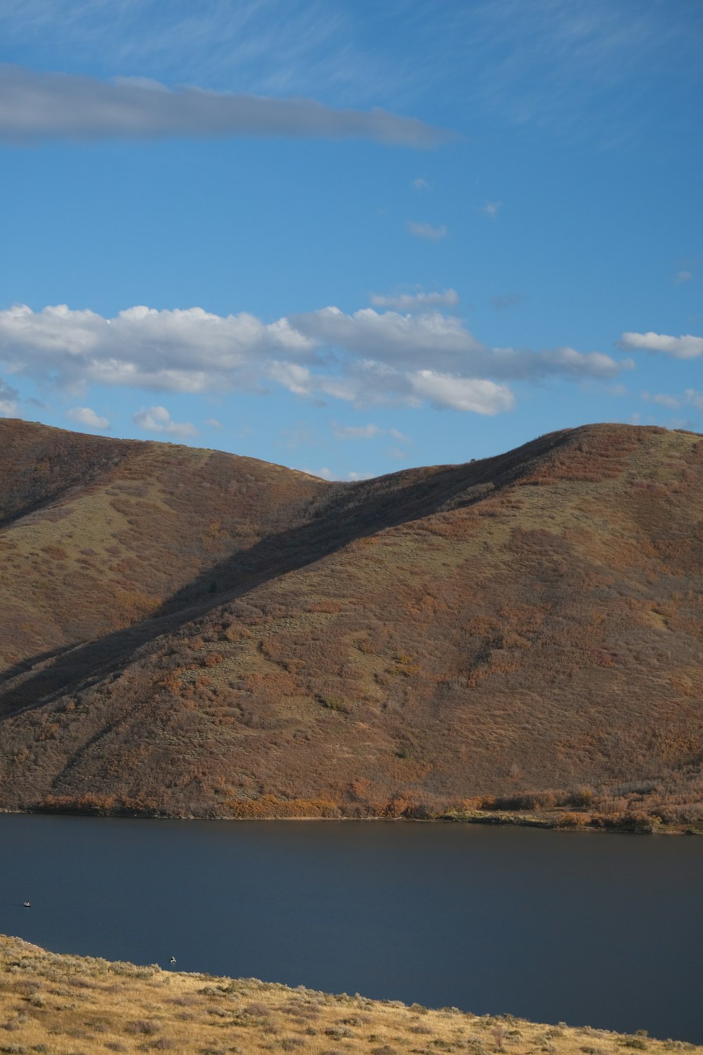 Un grande specchio d'acqua circondato da montagne