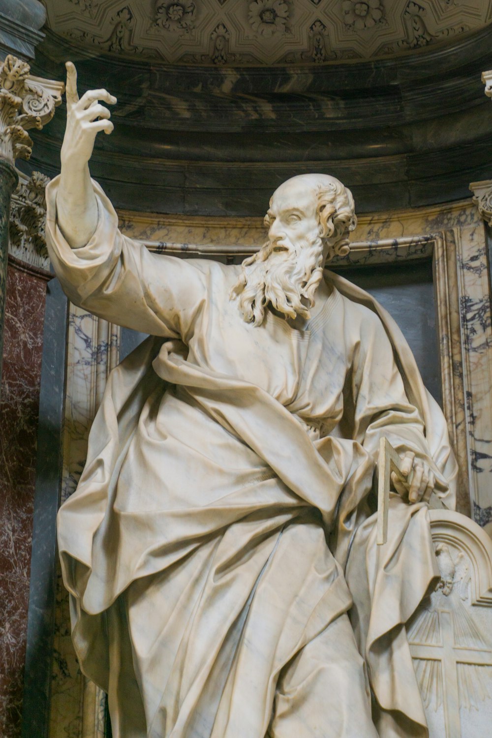 una estatua de un hombre con un libro en la mano