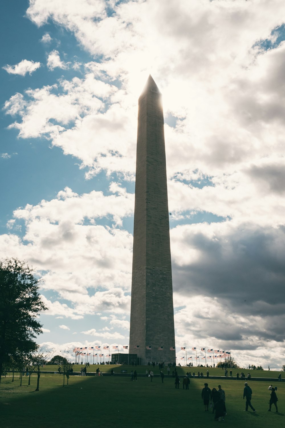 Ein hoher Obelisk mitten auf einer Wiese