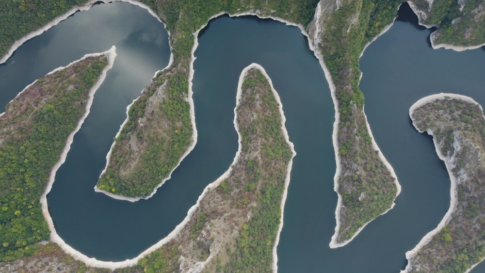 陸地に囲まれた水域の航空写真