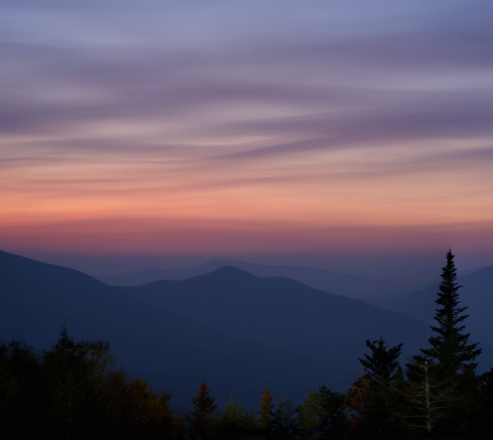 Una vista delle montagne al tramonto dalla cima di una collina