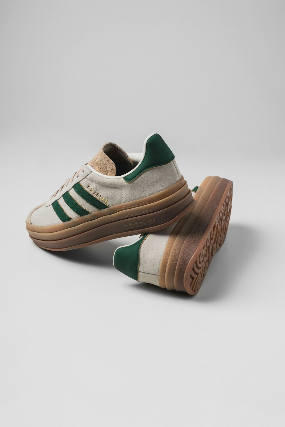 un paio di scarpe da tennis bianche e verdi