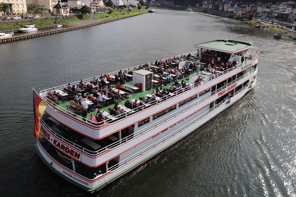 un grand bateau rempli de gens sur une rivière