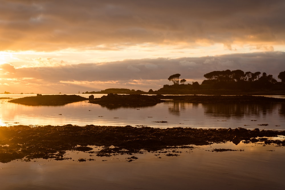 Le soleil se couche sur un plan d’eau