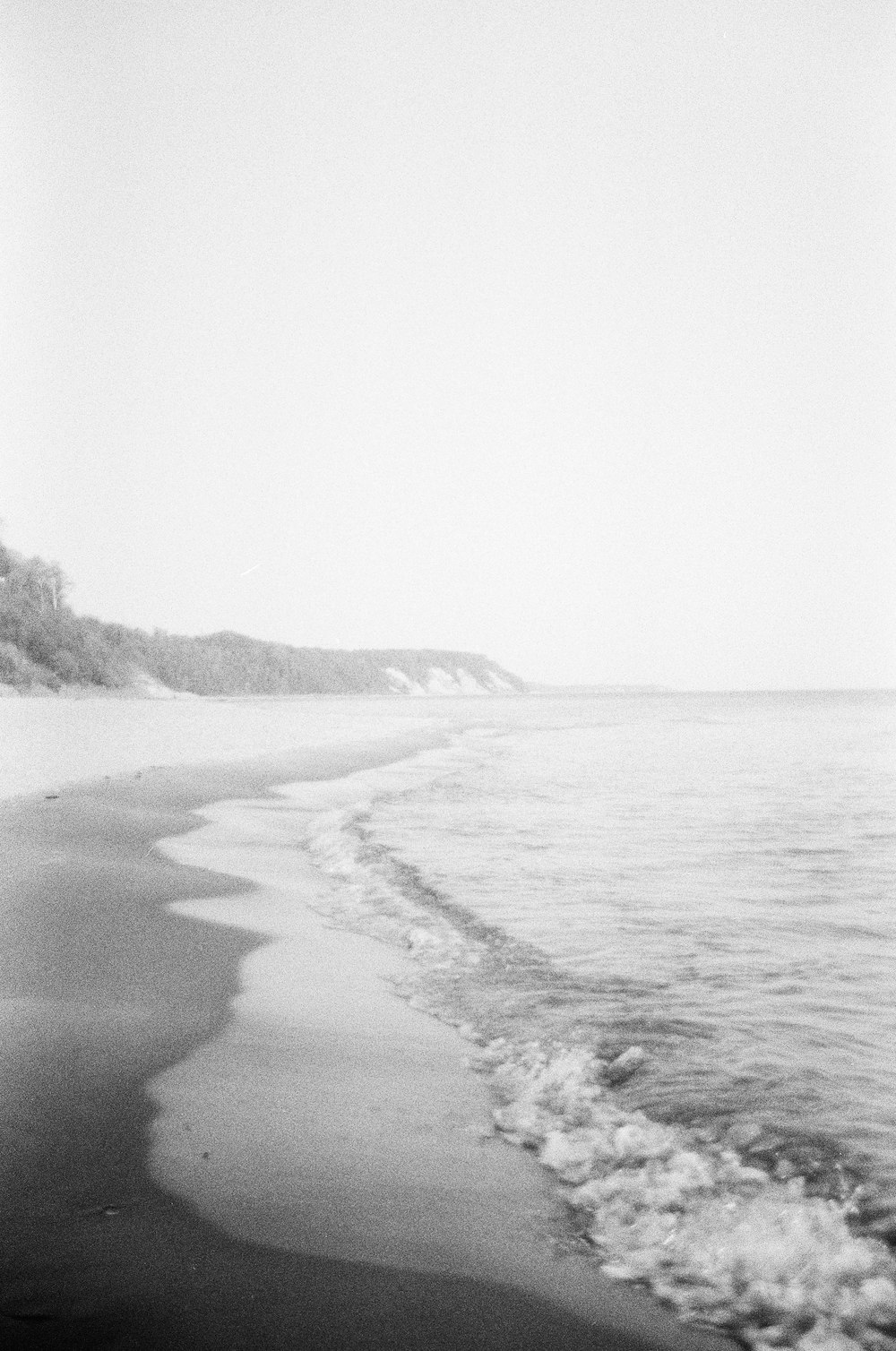 ein Schwarz-Weiß-Foto eines Strandes