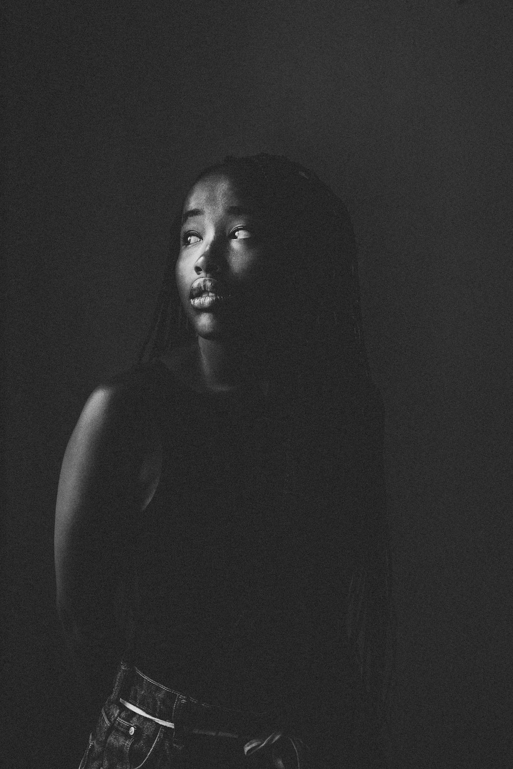 Una foto en blanco y negro de una mujer con el pelo largo