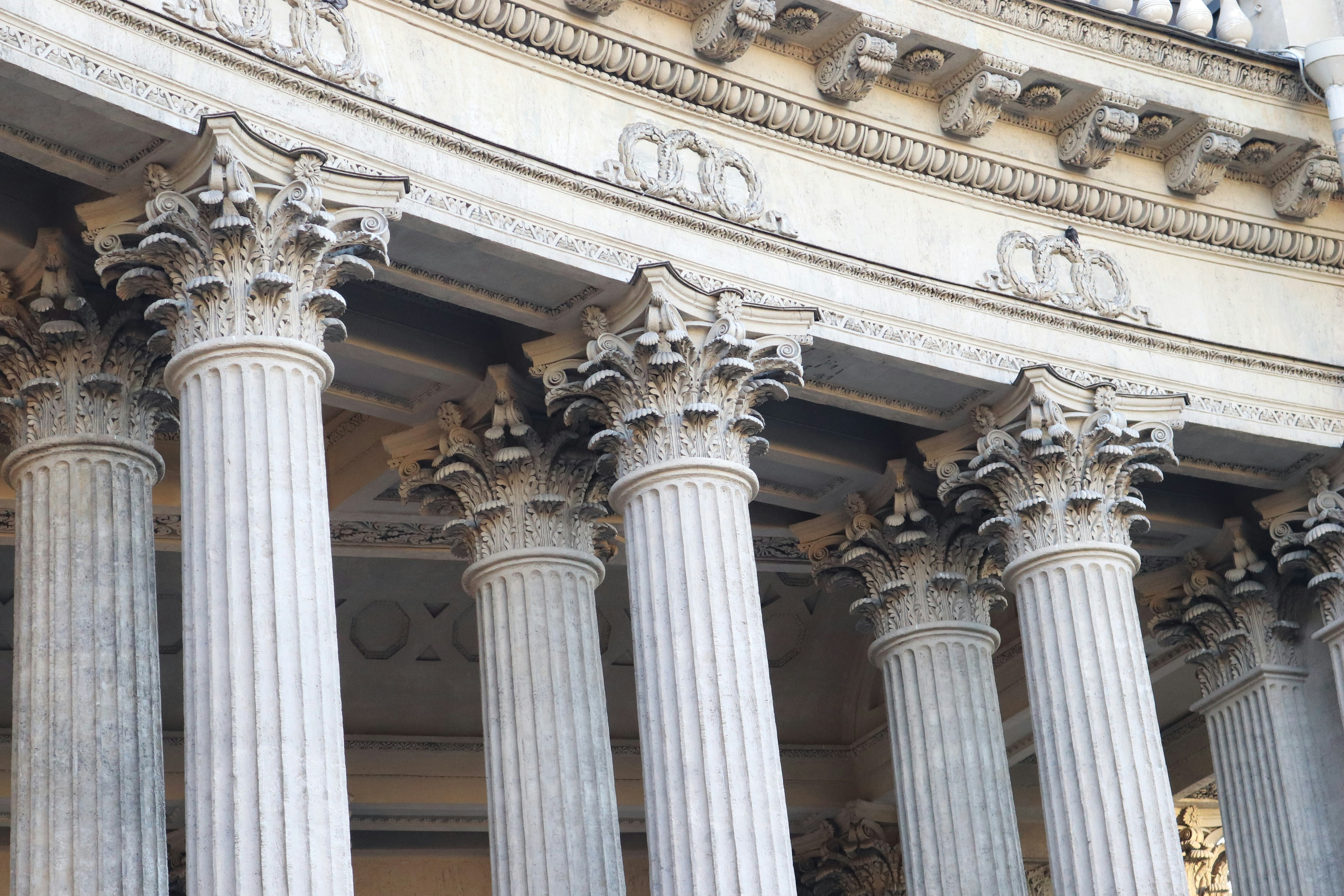 US Job Openings Rise, Complicating Fed's Expected Rate Cut