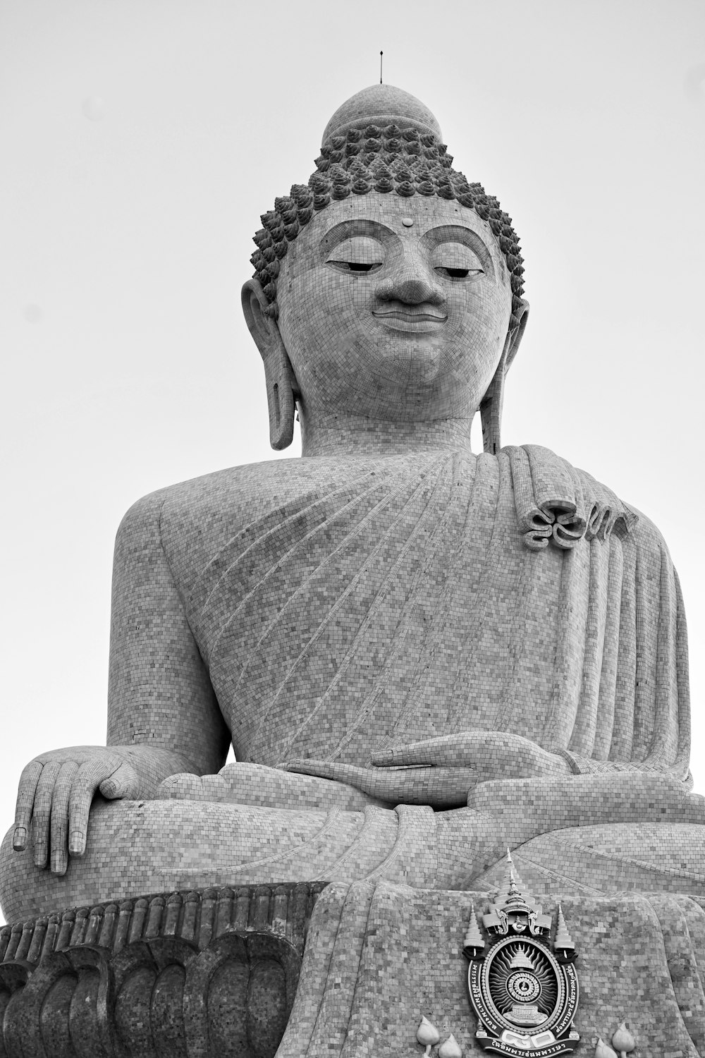 Eine große Buddha-Statue, die mitten auf einem Feld sitzt