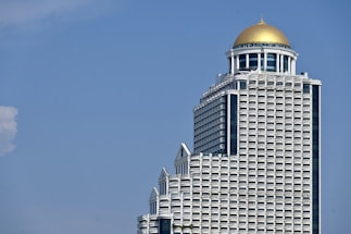 Photo of Daman International's Baghdad headquarters building with a clear sky background.