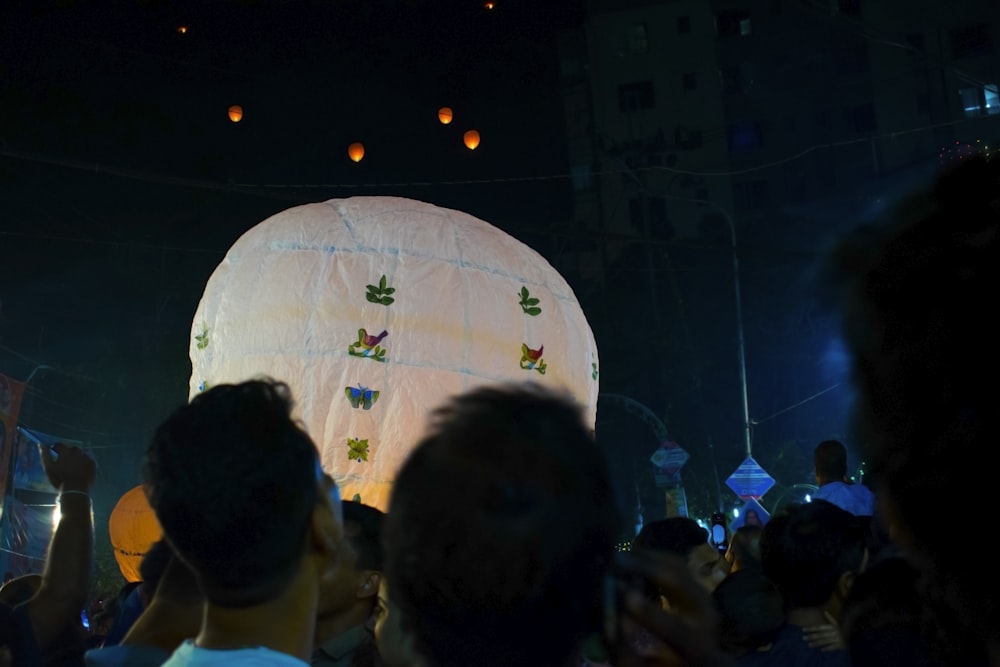 um grupo de pessoas em pé ao redor de um balão gigante