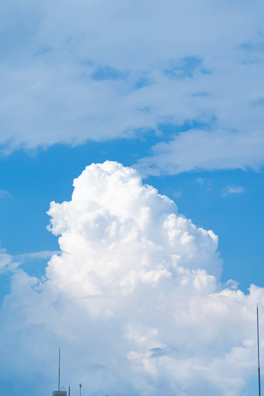 a large cloud is in the sky above a building