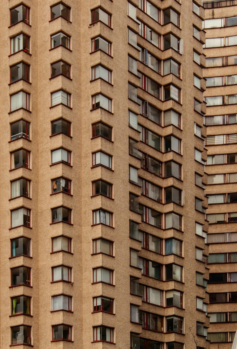 Un edificio molto alto con molte finestre