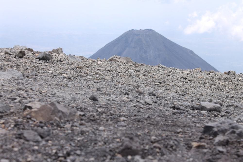 Una zona rocciosa con una montagna sullo sfondo