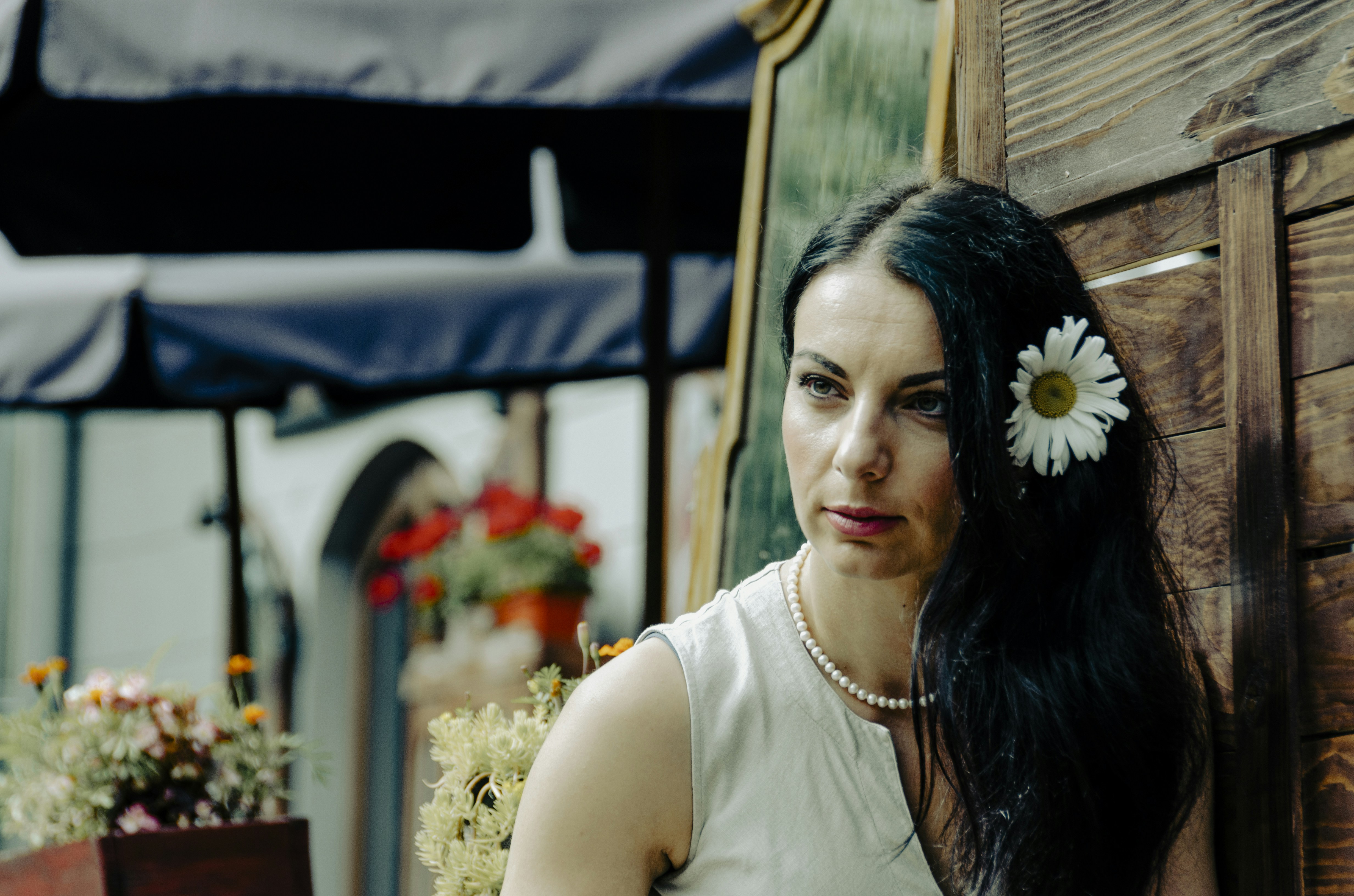 A woman with a flower in her hair photo – Free Flower Image on Unsplash