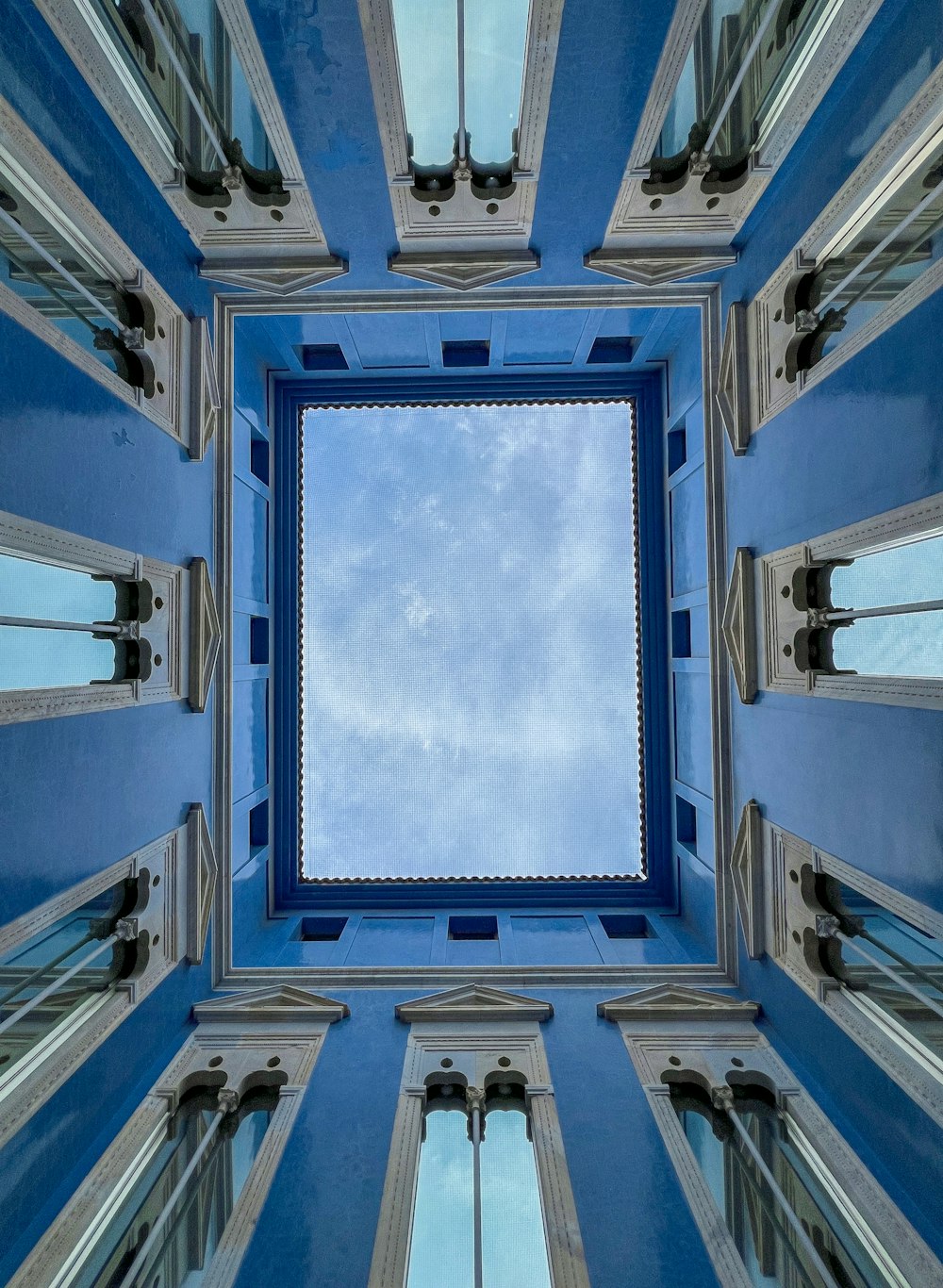 중간에 하늘이 있는 파란색과 흰색 건물