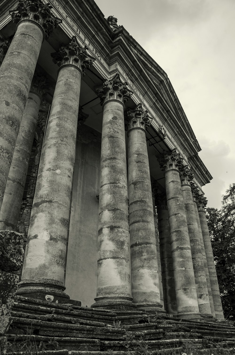 a black and white photo of a large building