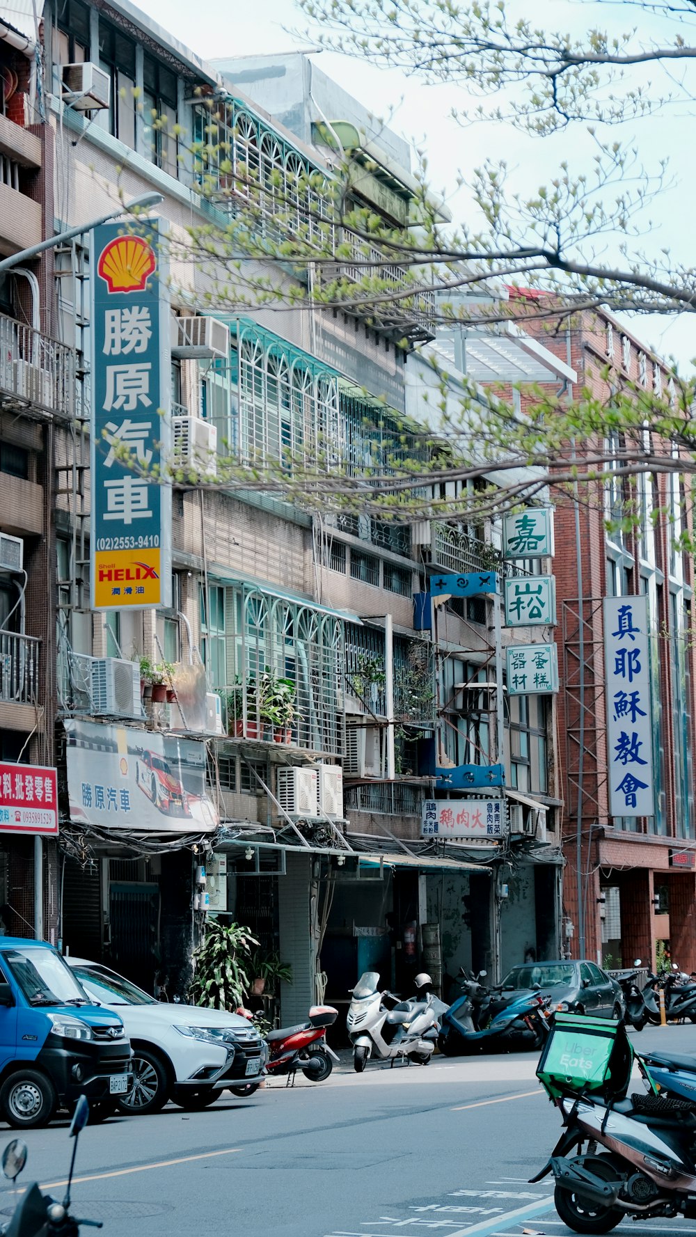 Une rue de la ville remplie de nombreux immeubles de grande hauteur