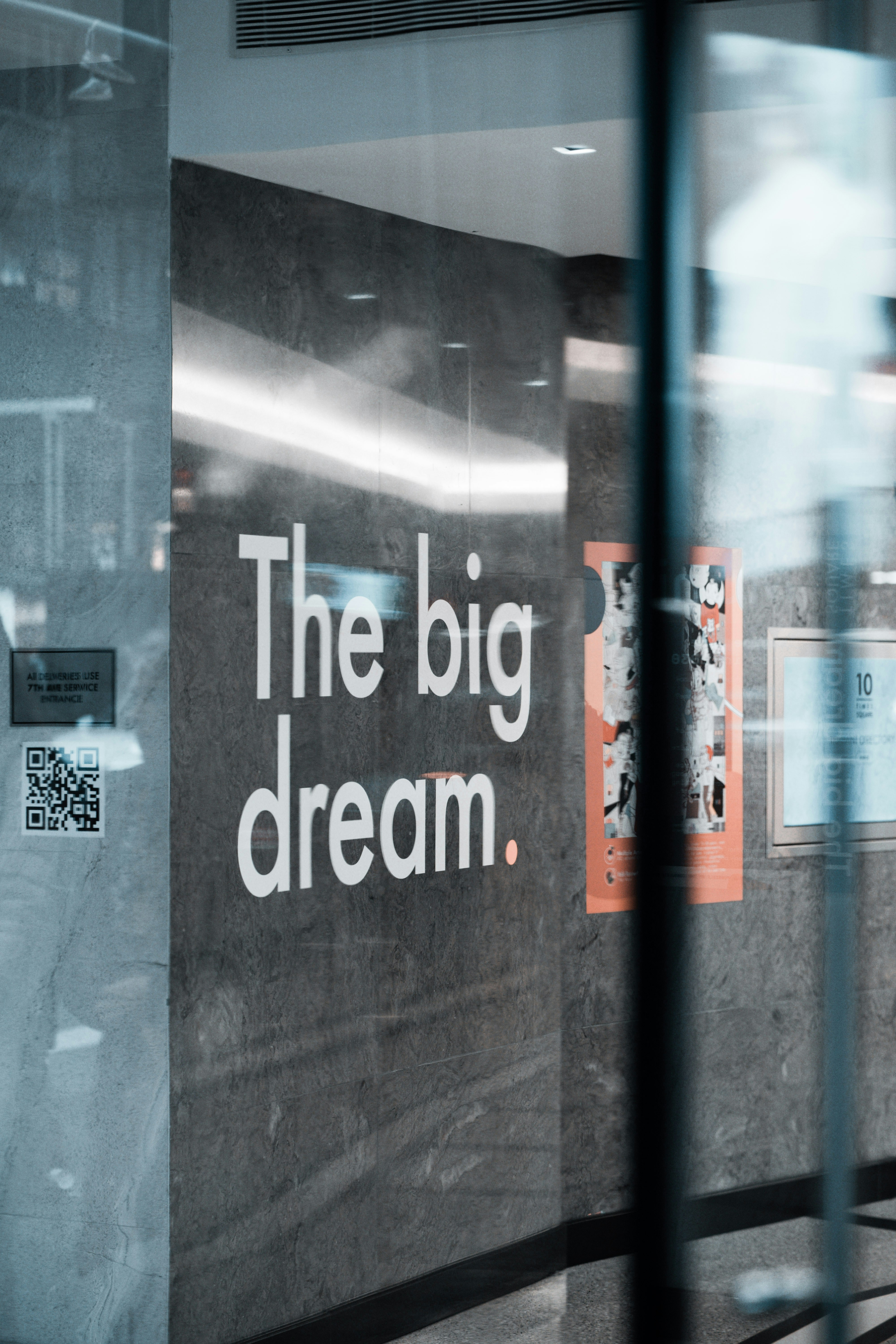 Un panneau sur un mur de verre qui dit le grand rêve