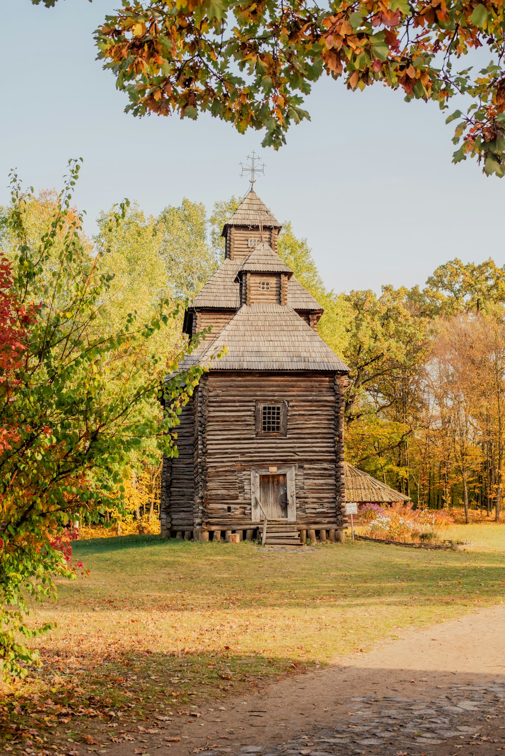 Une vieille église en bois entourée d’arbres