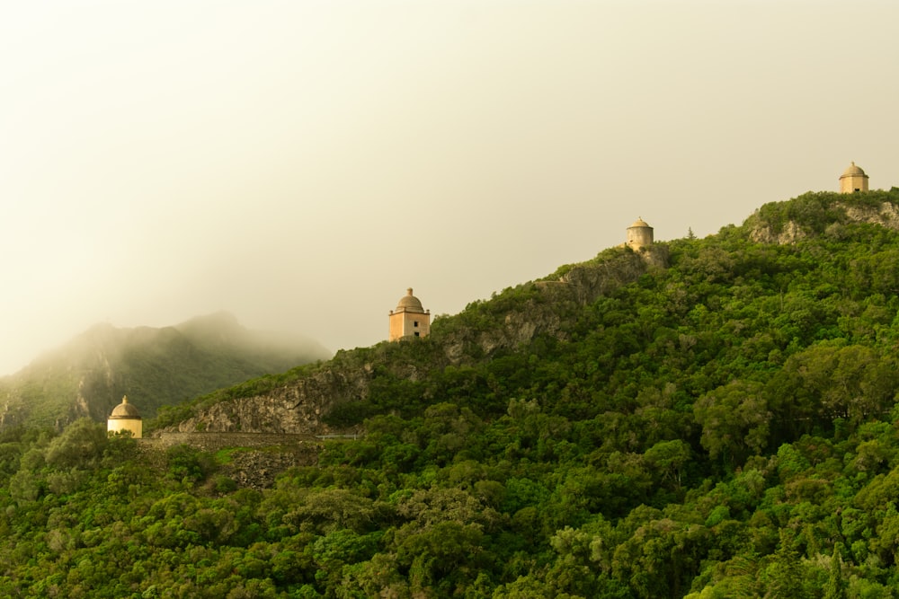 uma vista de uma montanha com um castelo no topo dela