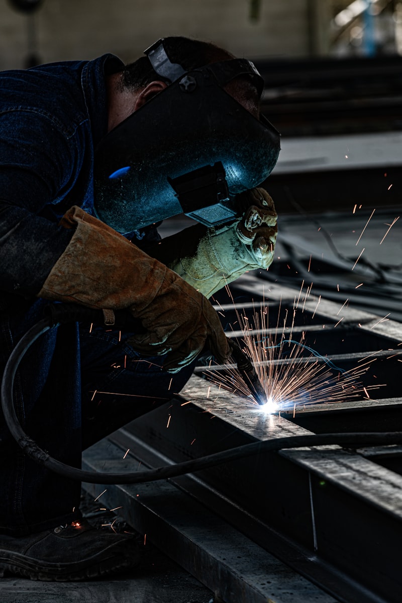 Workshop मध्ये welding trade skill शिकणारा कामगार