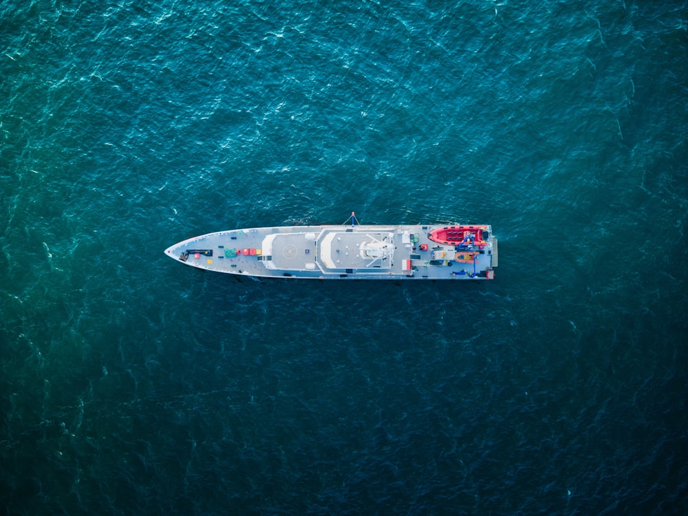 uma vista aérea de um barco no oceano