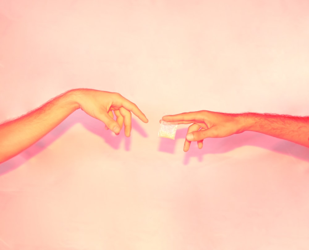 duas mãos estendendo-se uma para a outra