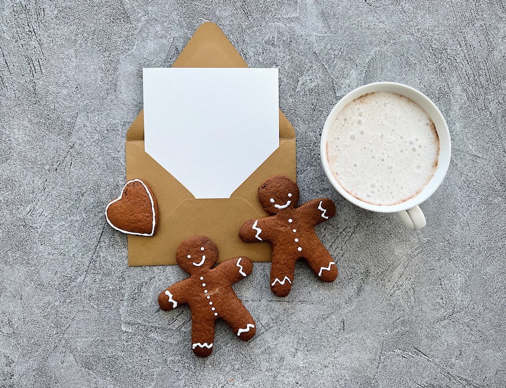 uma xícara de café e alguns biscoitos em uma mesa
