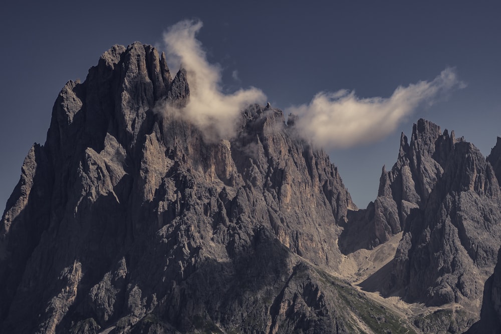 una montagna molto alta con qualche nuvola nel cielo