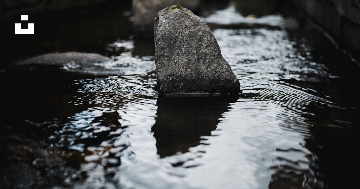 Un rocher au milieu d’un plan d’eau photo – Photo Yunnan Gratuite sur ...
