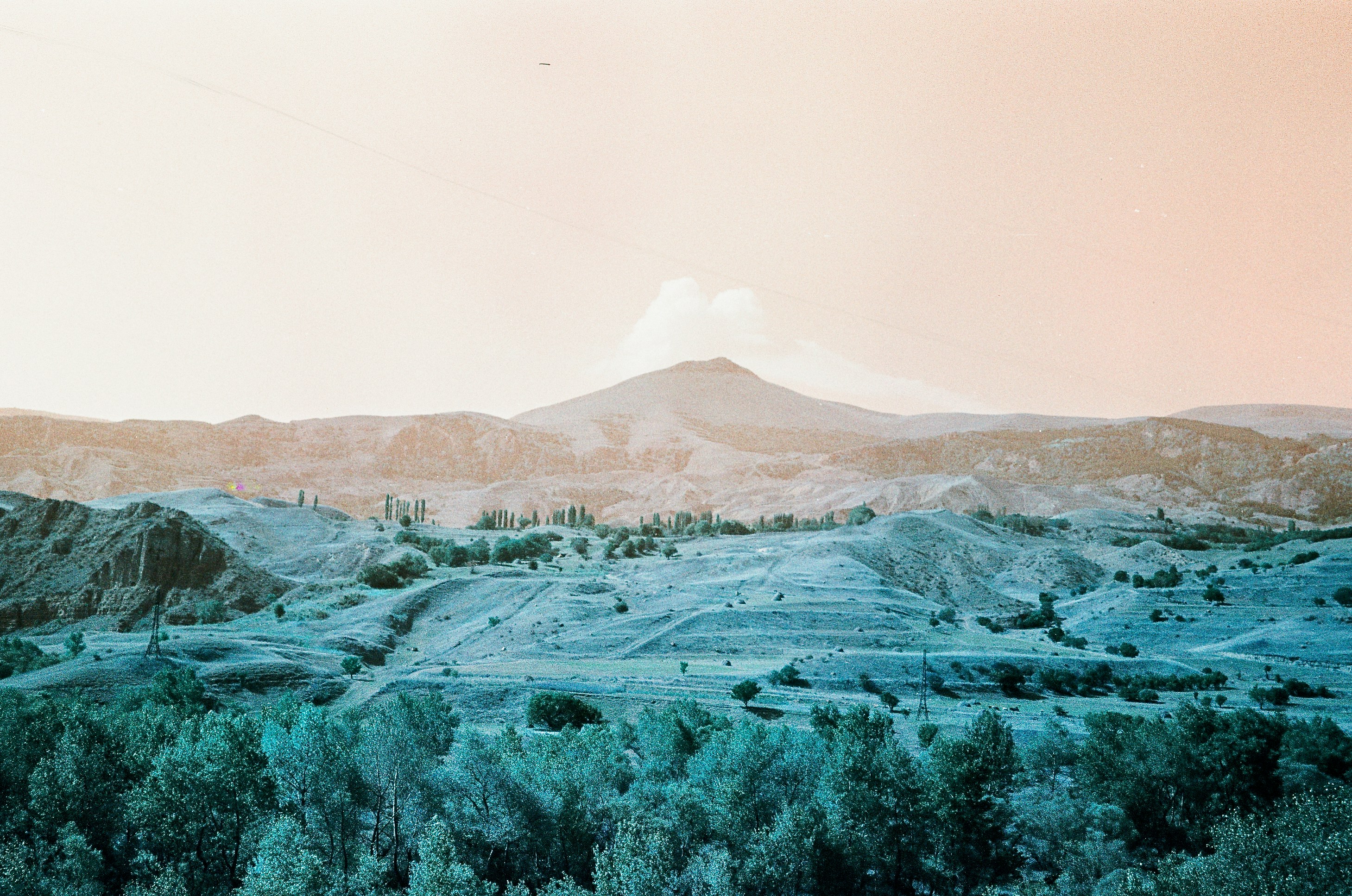 una vista di una catena montuosa con alberi in primo piano