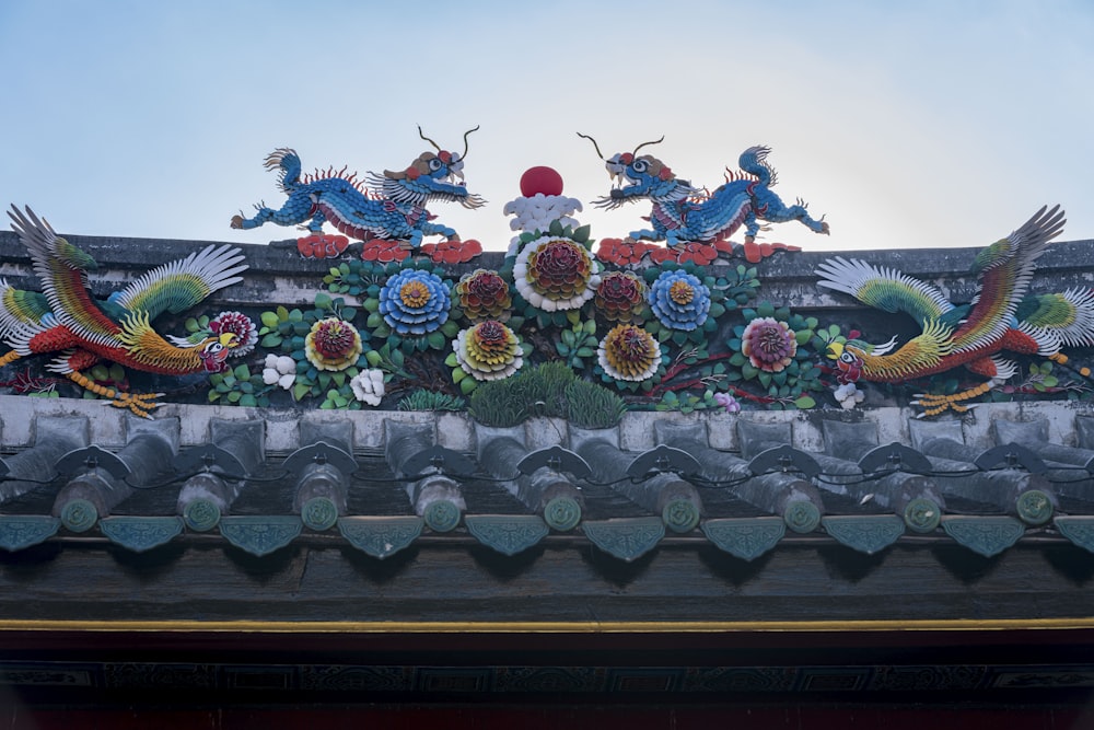 a roof with dragon decorations on top of it