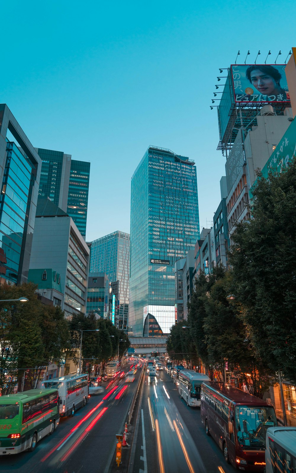 a city street filled with lots of traffic