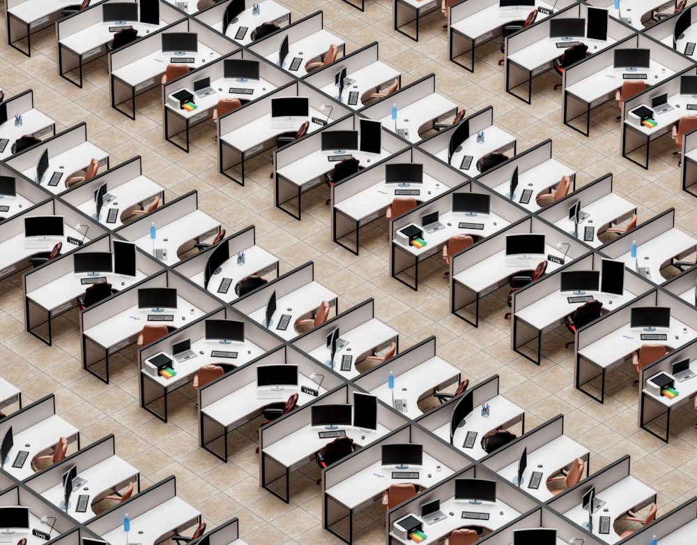 Una habitación llena de escritorios y computadoras