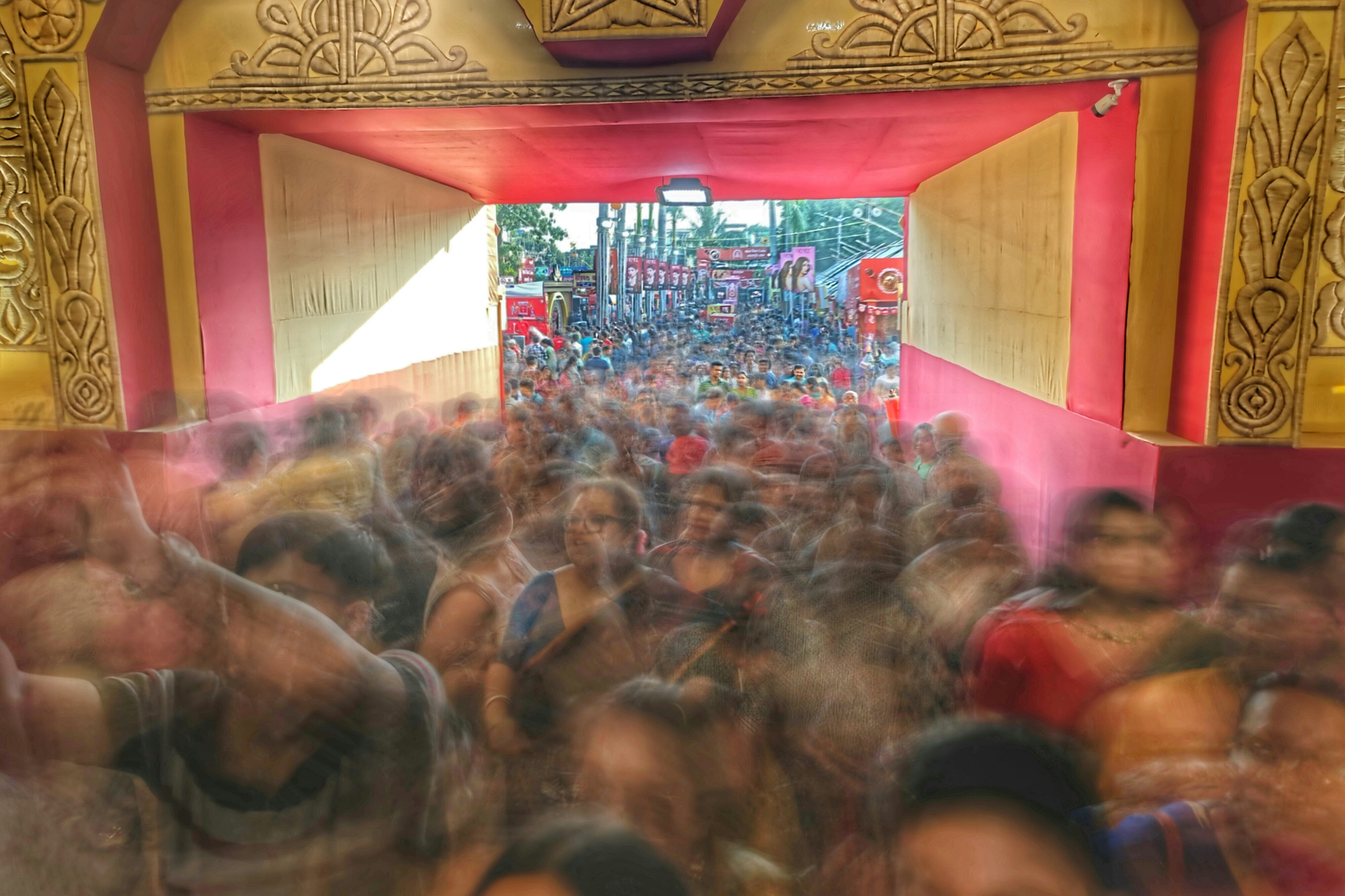 ein verschwommenes Foto einer Menschenmenge