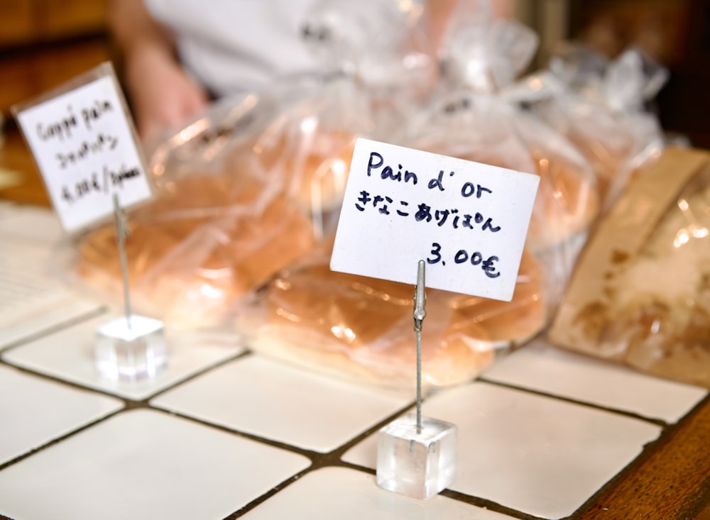 une table surmontée de nombreux beignets recouverts de glaçage