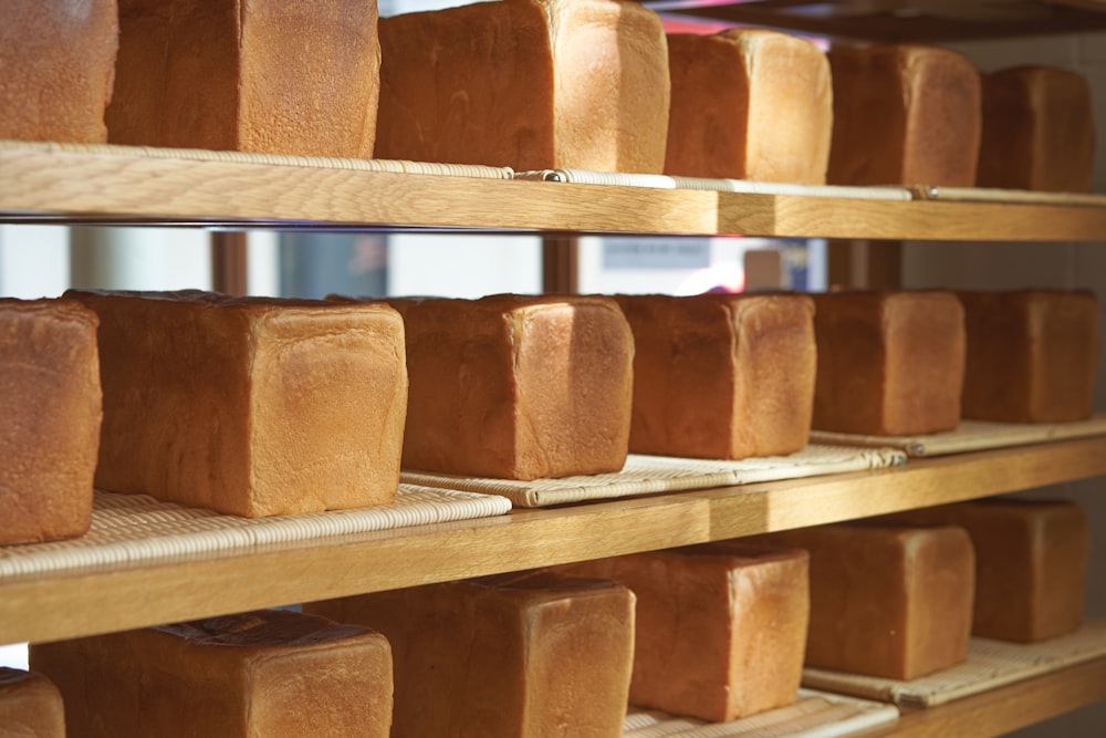 Un estante lleno de muchos tipos diferentes de pan