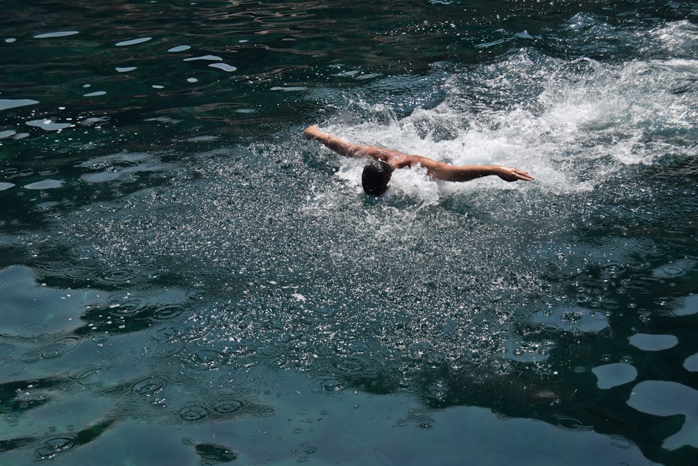 Un hombre nadando en un cuerpo de agua