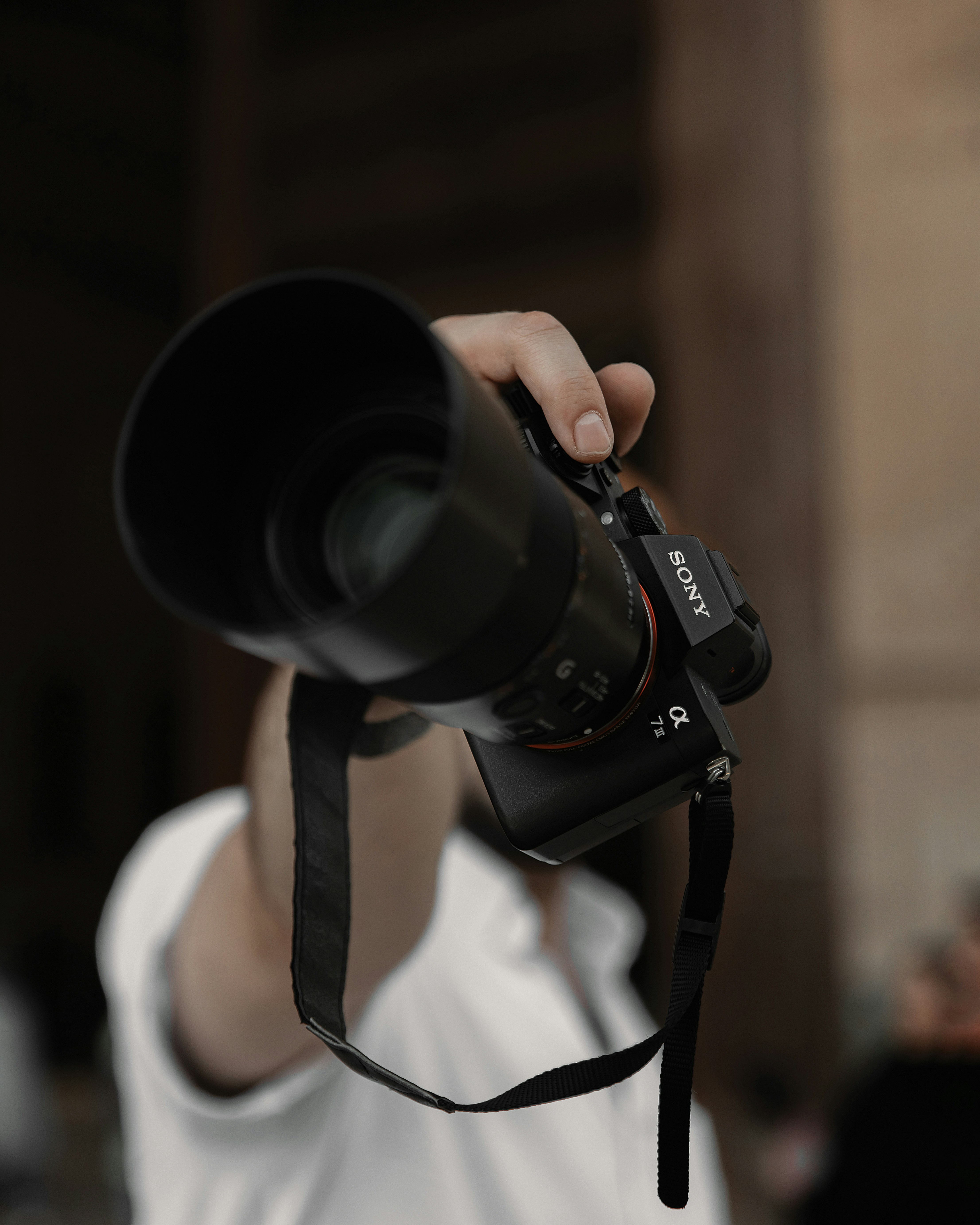 Ein Mann hält eine Kamera hoch, um ein Foto zu machen