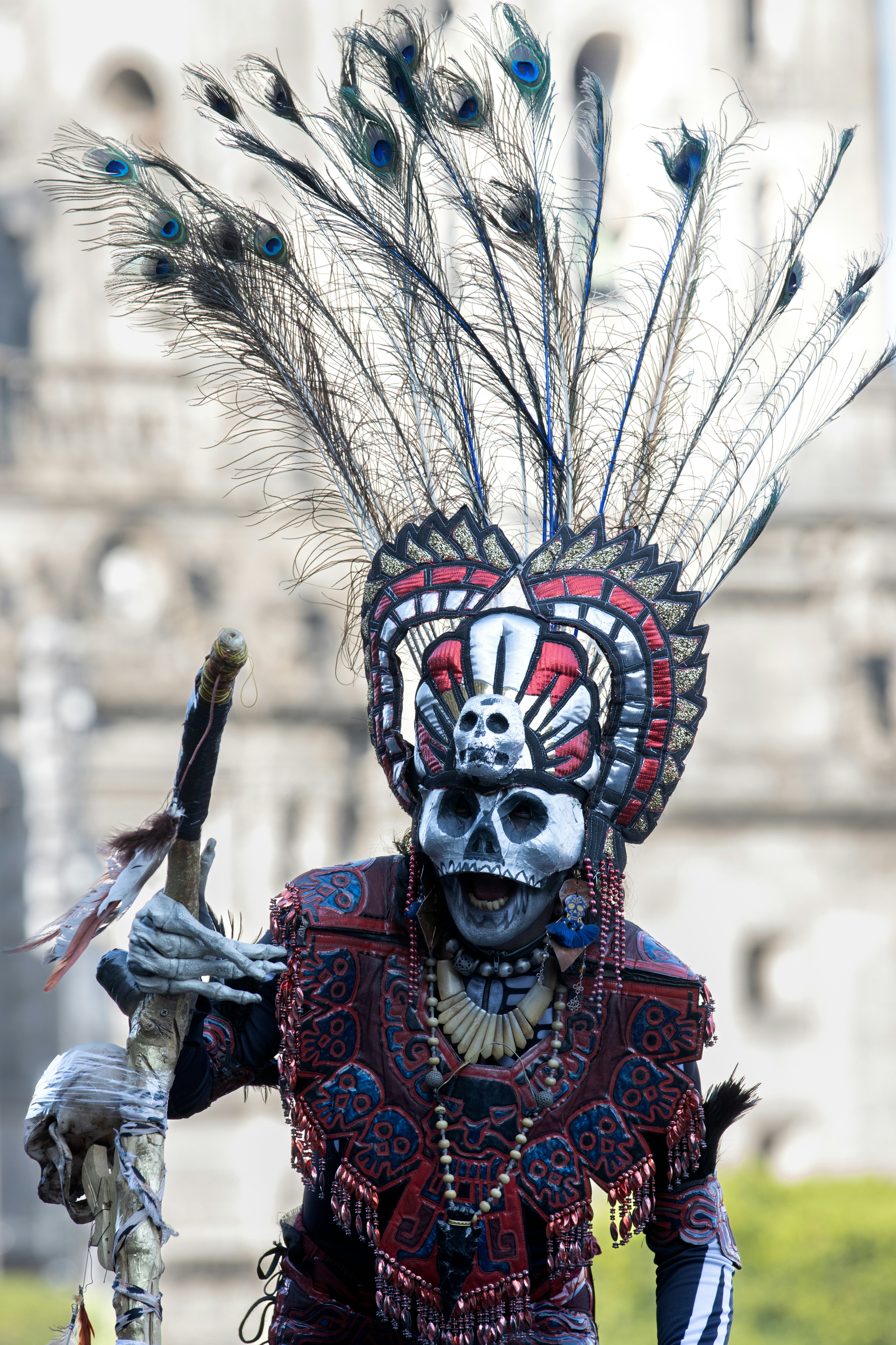 Un hombre disfrazado con plumas en la cabeza