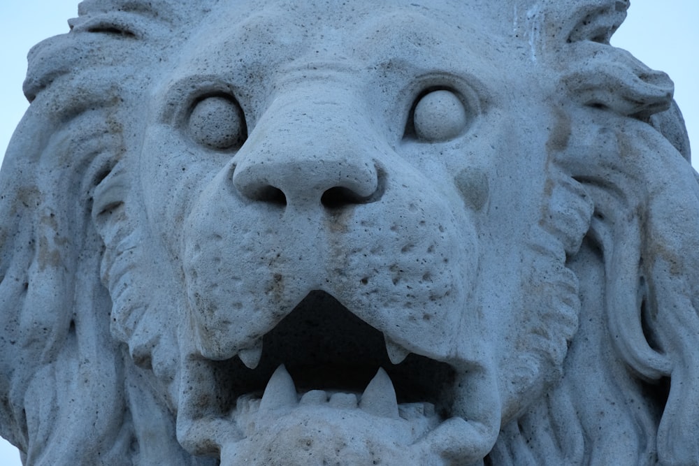 uma estátua de um leão com a boca aberta