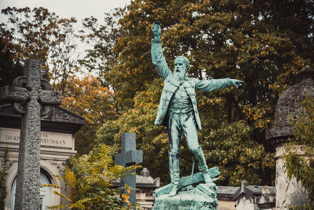 eine Statue eines Mannes, der einen Baseballschläger hält