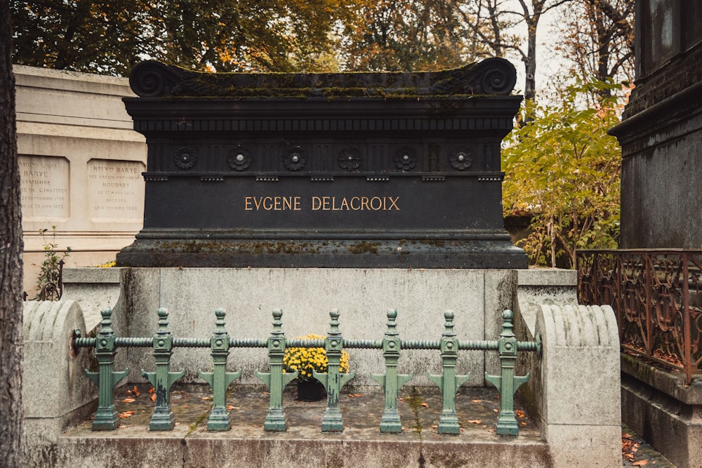 ein Denkmal mit einem Blumenstrauß darauf