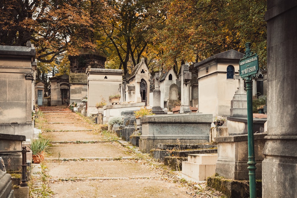 Ein alter Friedhof mit vielen Grabsteinen und Bäumen im Hintergrund