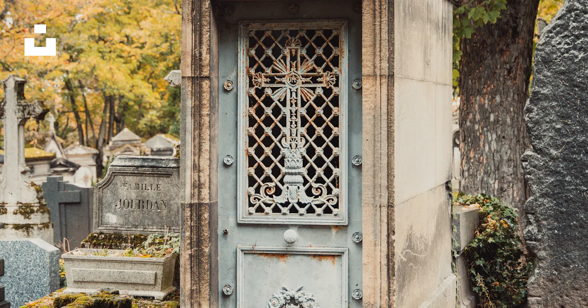 Foto Un Antiguo Cementerio Con Una Peque a Puerta Azul Imagen Par s foto-un-antiguo-cementerio-con-una-peque-a-puerta-azul-imagen-par-s