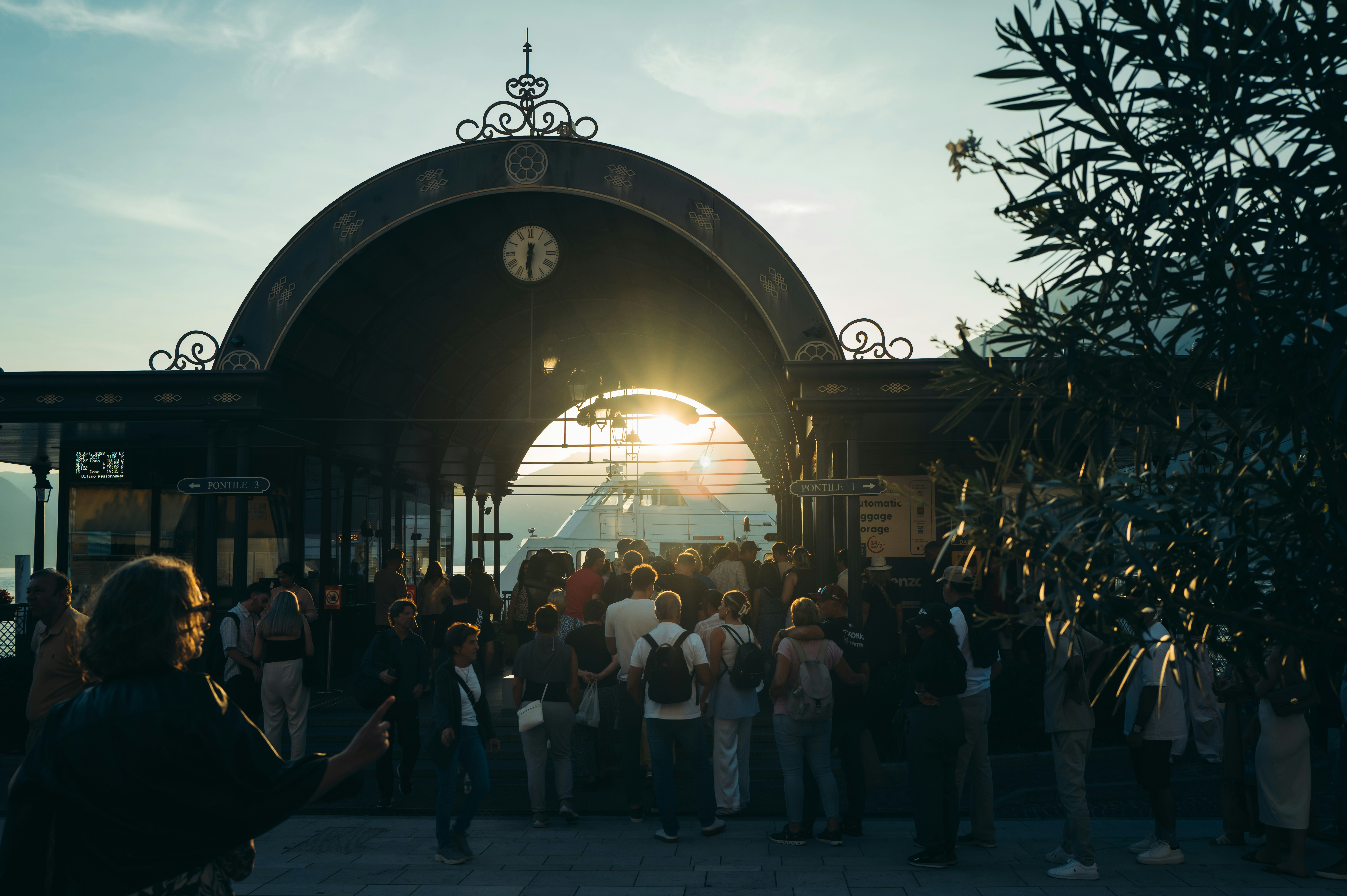 un gruppo di persone in piedi di fronte a un edificio