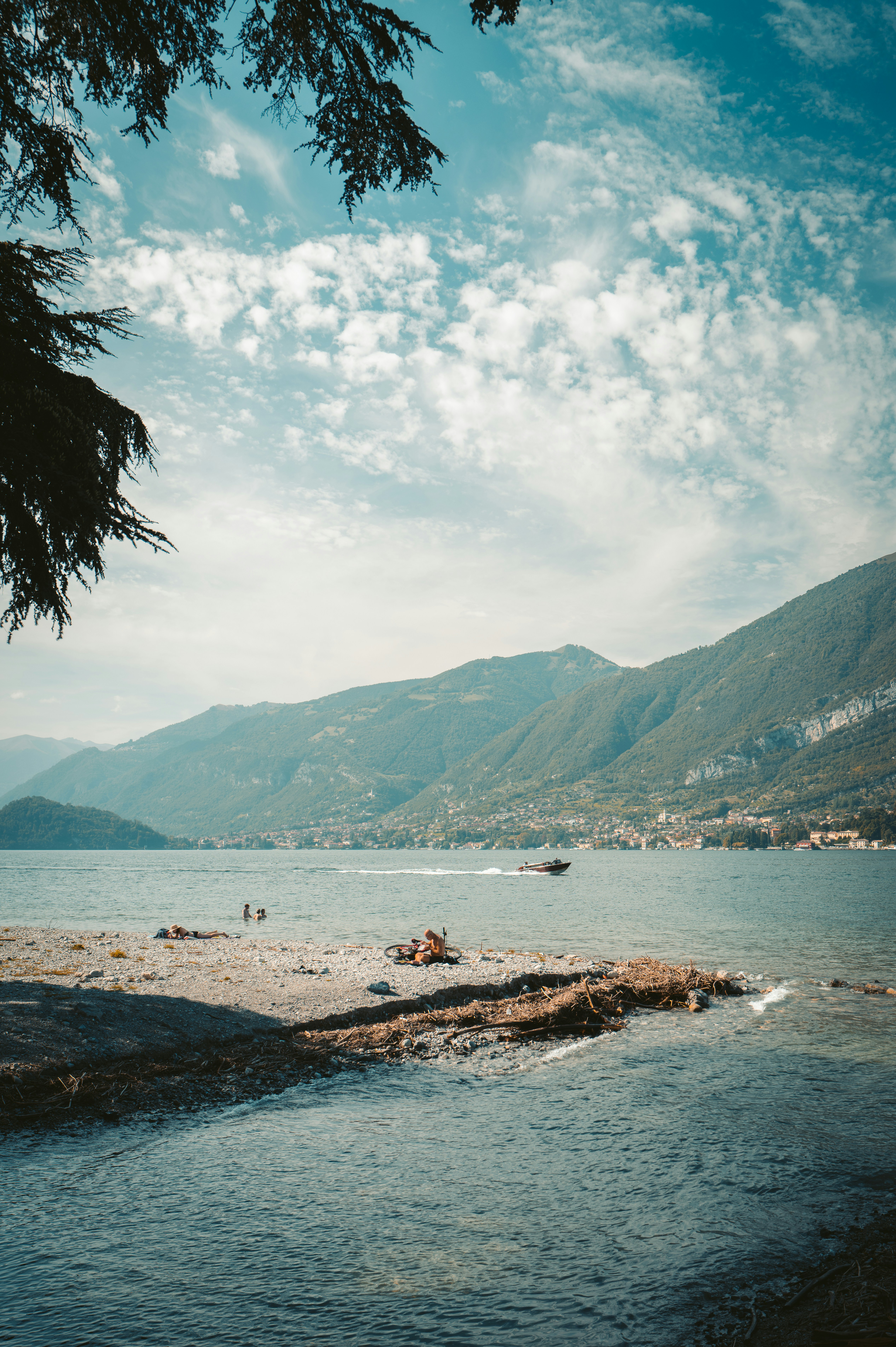 uno specchio d'acqua con le montagne sullo sfondo