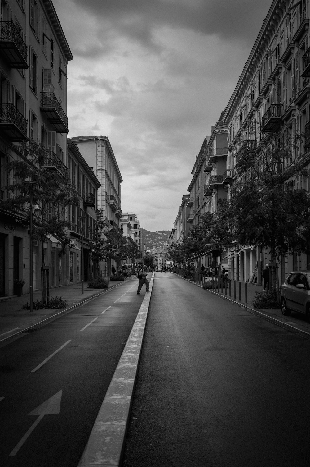 a black and white photo of a city street